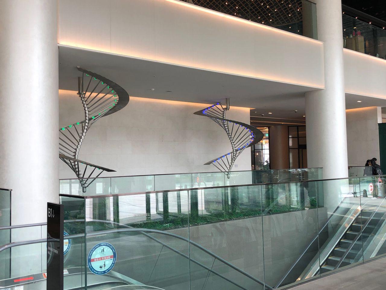 鐘路塔內部的星巴克The鐘路店入口，設計現代化且寬敞。